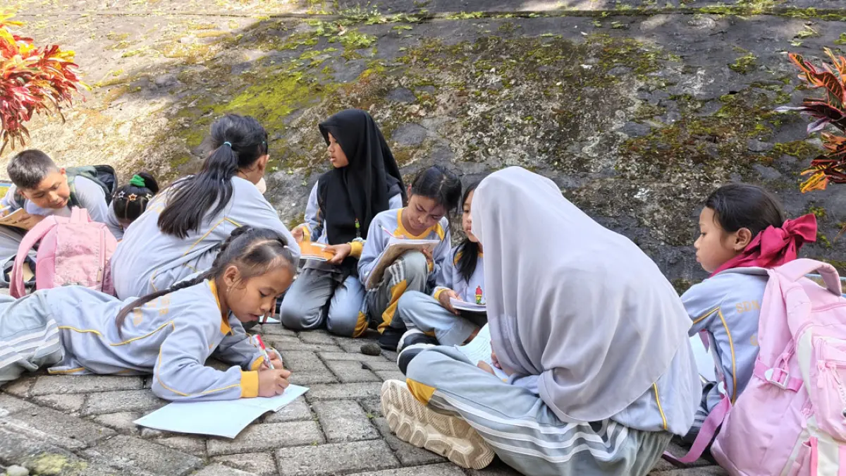 BAHAN CERITA: Siswa SD asal Gugus 3 Glagah mencatat pengalaman saat berkunjung ke Sumbr Gedor, Kelurahan Gombengsari, Kecamatan Kalipuro, Rabu (26/8). (Ksatria Raya/Radar Banyuwangi)