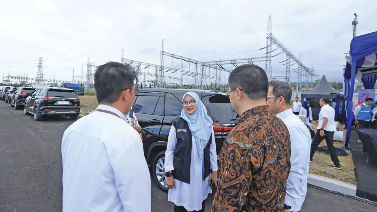 ENERGI TERBARUKAN: Bupati Ipuk usai menghadiri peluncuran PLTS 100 GWp di Kecamatan Kalipuro pada Selasa (25/8). (Humas Pemkab Banyuwangi)