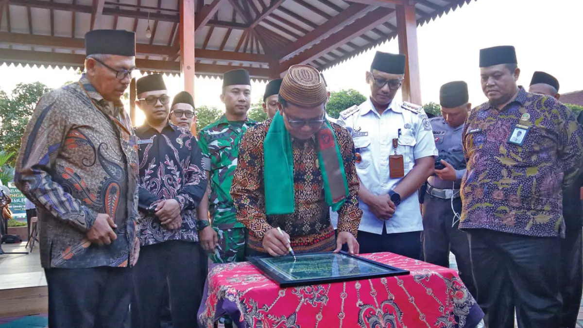FASILITAS BARU: Kepala Kantor Kemenag Banyuwangi Dr H Chaironi Hidayat didampingi Drs H Saeroji MAg menandatangani plakat peresmian gazebo dan pusat kewirausahaan di MAN 2 Banyuwangi, Rabu (26/8). (Salis Ali/Radar Banyuwangi)