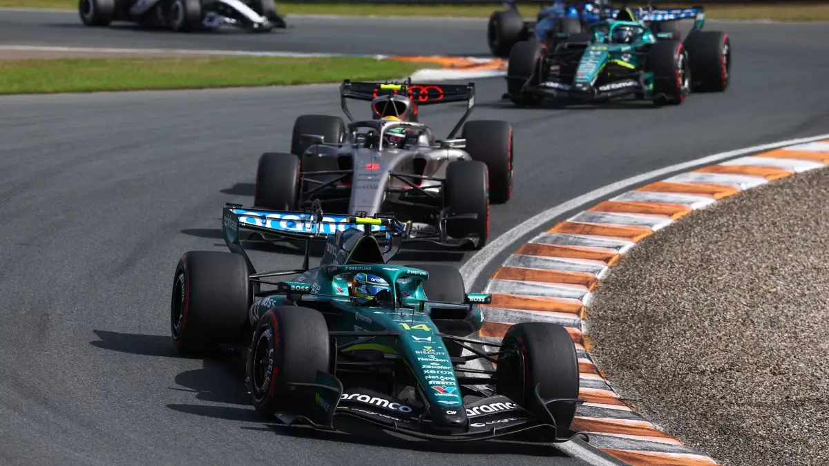 Fernando Alonso membawa Aston Martin finis di posisi kesembilan pada Grand Prix Belanda 2026 di Zandvoort. Strategi pit stop dan pengelolaan ban menjadi kunci raihan dua poin. (F1)