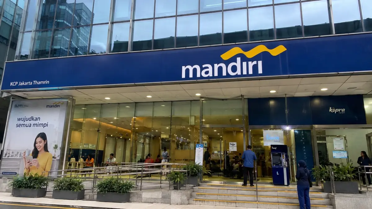 Gedung Bank Mandiri. OJK tengah mendalami pemblokiran rekening koordinator AMPB Supriyono yang dilakukan bank pada 22 Agustus 2026. (ChatGPT)