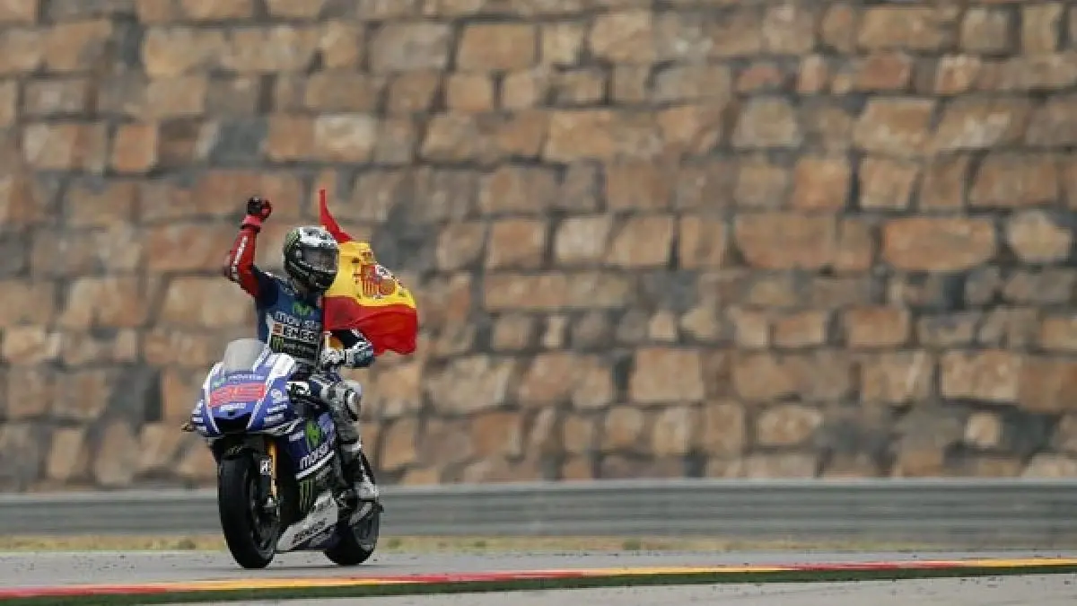 Jorge Lorenzo menaklukkan kondisi lintasan yang berubah dalam balapan Aragon 2014 dan meraih kemenangan pertamanya musim itu. (Antara)