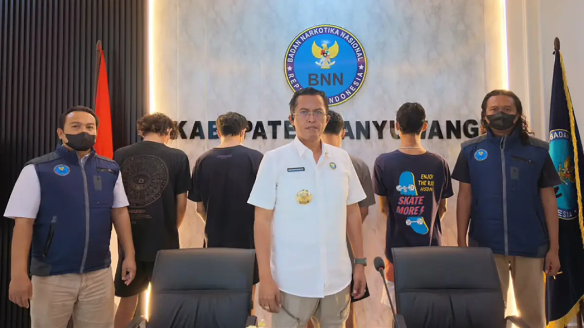 Kombespol Rachmat Kurniawan mengamankan empat remaja penyalahguna narkoba dan sejumlah barang bukti yang dirilis di kantor BNNK Banyuwangi, Rabu (26/8). (Foto: BNNK Banyuwangi)