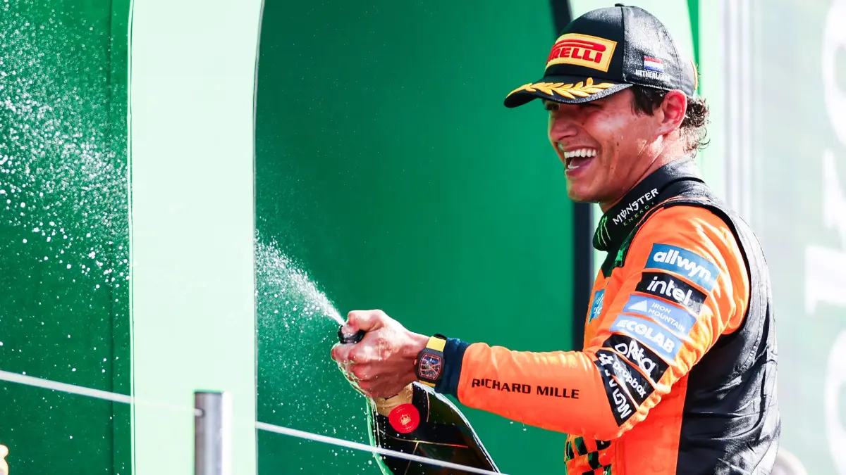 Lando Norris merayakan kemenangan di GP Belanda yang menjadi kemenangan Grand Prix keduanya secara beruntun bersama McLaren. (F1)