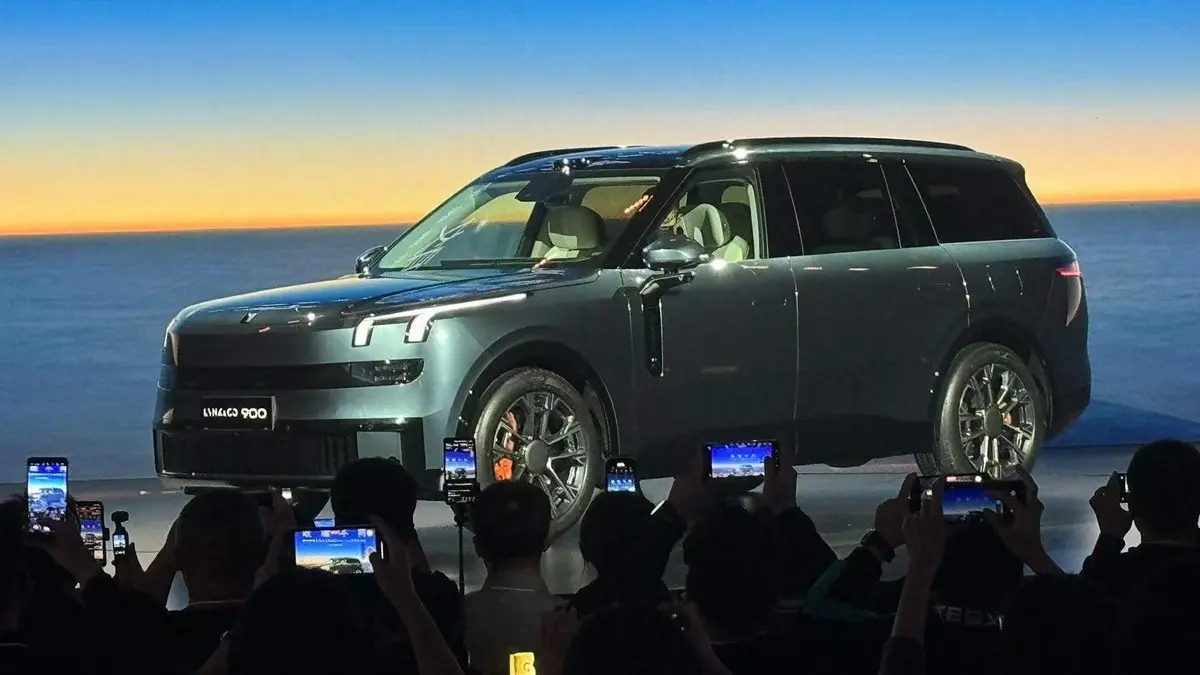 Lynk & Co 900 termasuk dalam 74.037 kendaraan yang ditarik oleh Geely di China karena potensi kerusakan IC daya pada unit LiDAR. Penggantian sensor dilakukan tanpa biaya bagi kendaraan yang terdampak. (JawaPos.com)