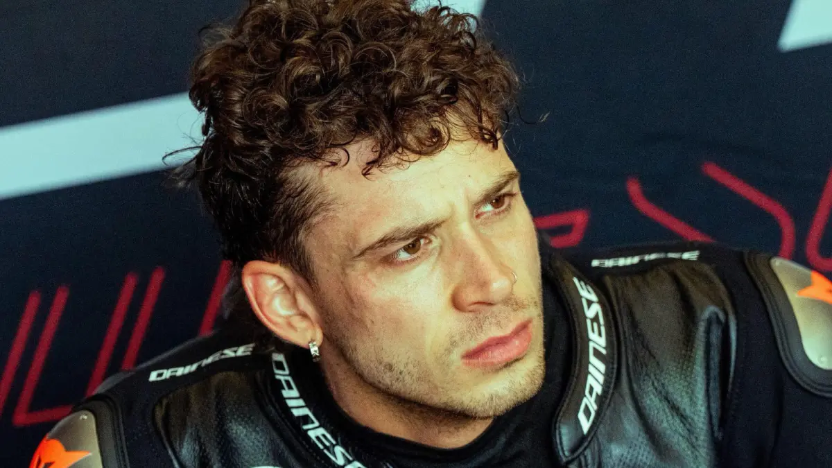 Marco Bezzecchi saat membela Aprilia Racing. Penampilan di GP Inggris menghasilkan dua podium, tetapi juga membuat proses pemulihan cedera tulang selangkanya mengalami kemunduran jelang MotoGP Aragon 2026. (Instagram/marcobez72)
