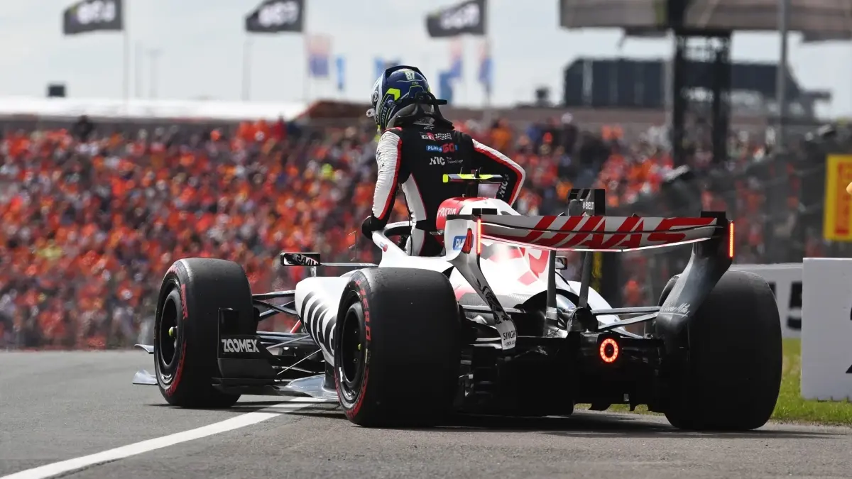Ollie Bearman harus mengakhiri balapan lebih awal setelah mobil Haas mengalami masalah teknis pada lap formasi menjelang restart GP Belanda. (F1)