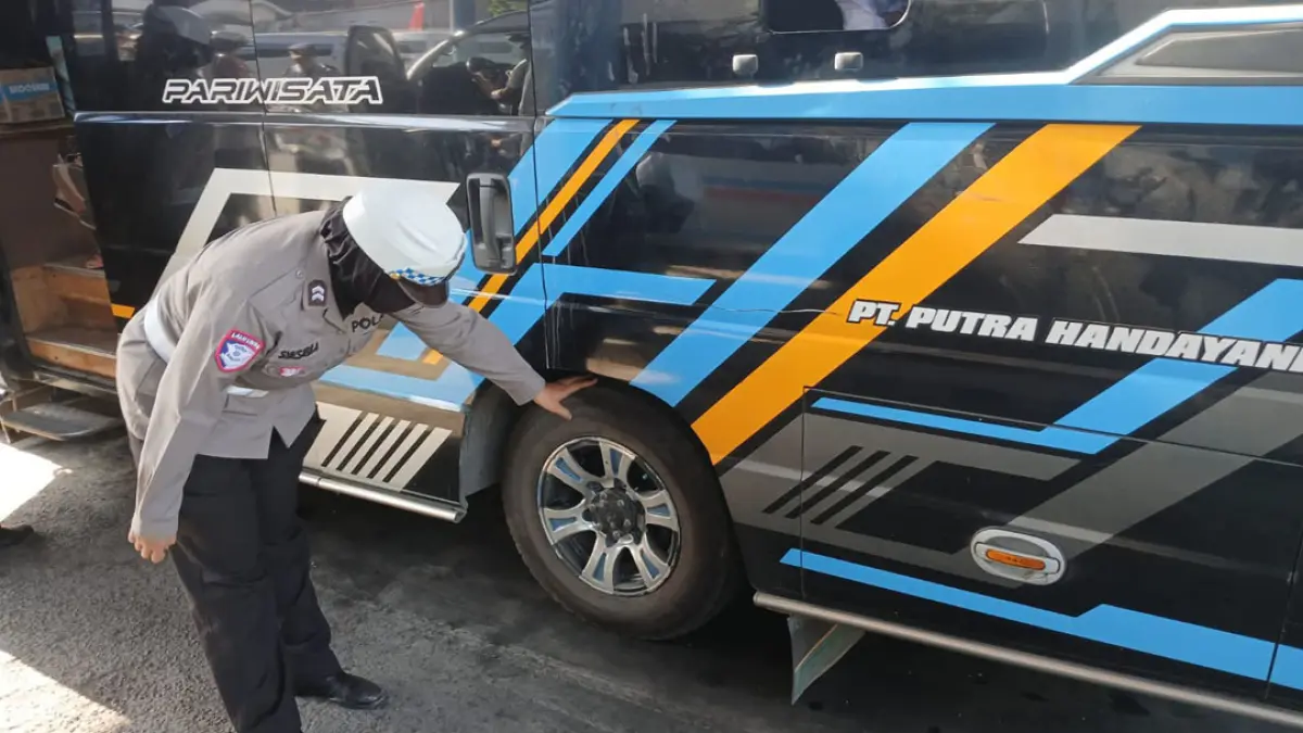 PEMERIKSAAN BERKALA: Anggota Satlantas dan Dishub Banyuwangi memeriksa puluhan armada bus di Terminal Sritanjung, Rabu (26/8). (Satlantas Polresta Banyuwangi)