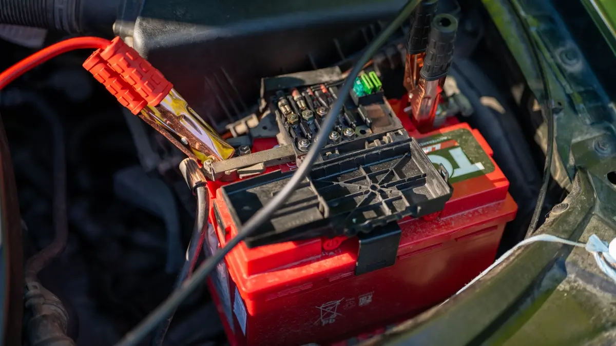 Pemeriksaan kondisi aki dan sistem pengisian penting dilakukan ketika aki sepeda motor berulang kali tekor meski baru diganti. (Pexels/Vladimir Srajber)