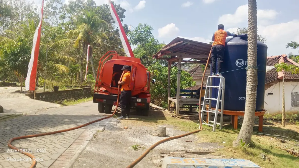 Petugas BPBD Banyuwangi menyalurkan air bersih ke Desa Kebondalem, Kecamatan Bangorejo, Minggu (24/8). (Ikhsan for Radar Banyuwangi)