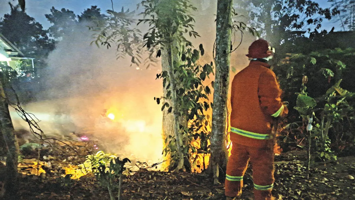 Petugas Damkarmat Sektor Genteng melakukan pemadaman api di lahan kosong Dusun Krajan 1, Desa/Kecamatan Tegalsari, Selasa (25/8). (Irfan for Radar Banyuwangi)
