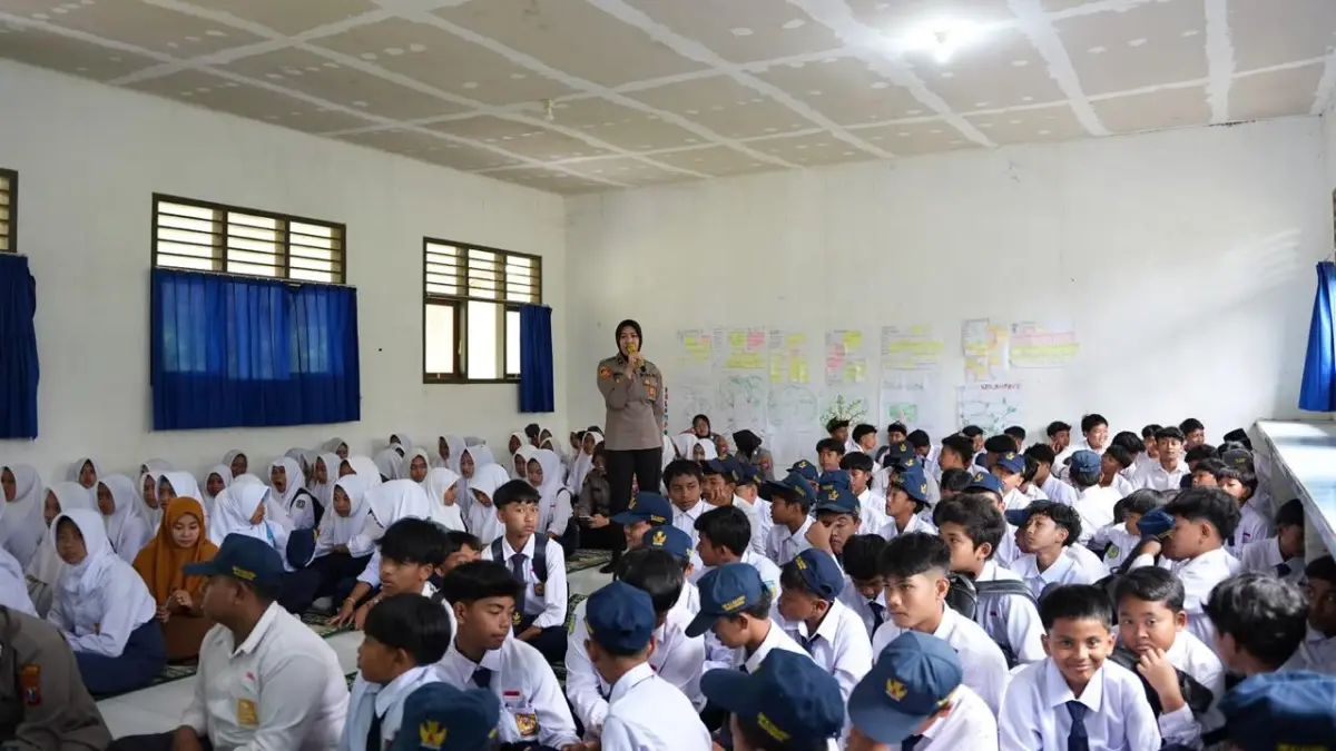 Polwan Polresta Banyuwangi memberikan edukasi kepada pelajar SMPN 3 Kalipuro dalam program Polwan Goes to School, Senin (24/8/2026), dengan materi kenakalan remaja, penggunaan media sosial, dan pencegahan cyberbullying. (Polresta Banyuwangi)