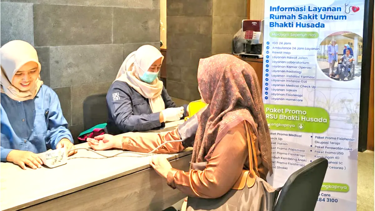 RAMAH: Petugas sedang melakukan pemeriksaan dan pengambilan sampel darah pada pasien MCU Onsite di area perhotelan Banyuwangi. (Foto: IHC RSU Bhakti Husada Krikilan)