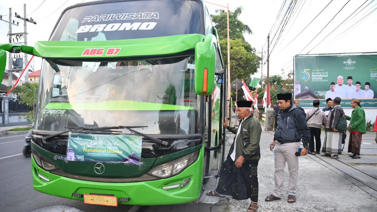 Rombongan PCNU Banyuwangi dan sejumlah lembaga berangkat naik bus dari depan kantor PCNU Banyuwangi, Rabu (26/8). (Ramada Kusuma/Radar Banyuwangi)
