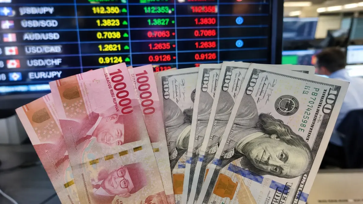 Rupiah ditutup melemah tipis 2 poin menjadi Rp17.725 per dolar AS pada perdagangan Rabu (26/8), sementara pasar menanti pidato Kevin Warsh di Simposium Jackson Hole dan rilis data PCE Amerika Serikat. (ChatGPT)