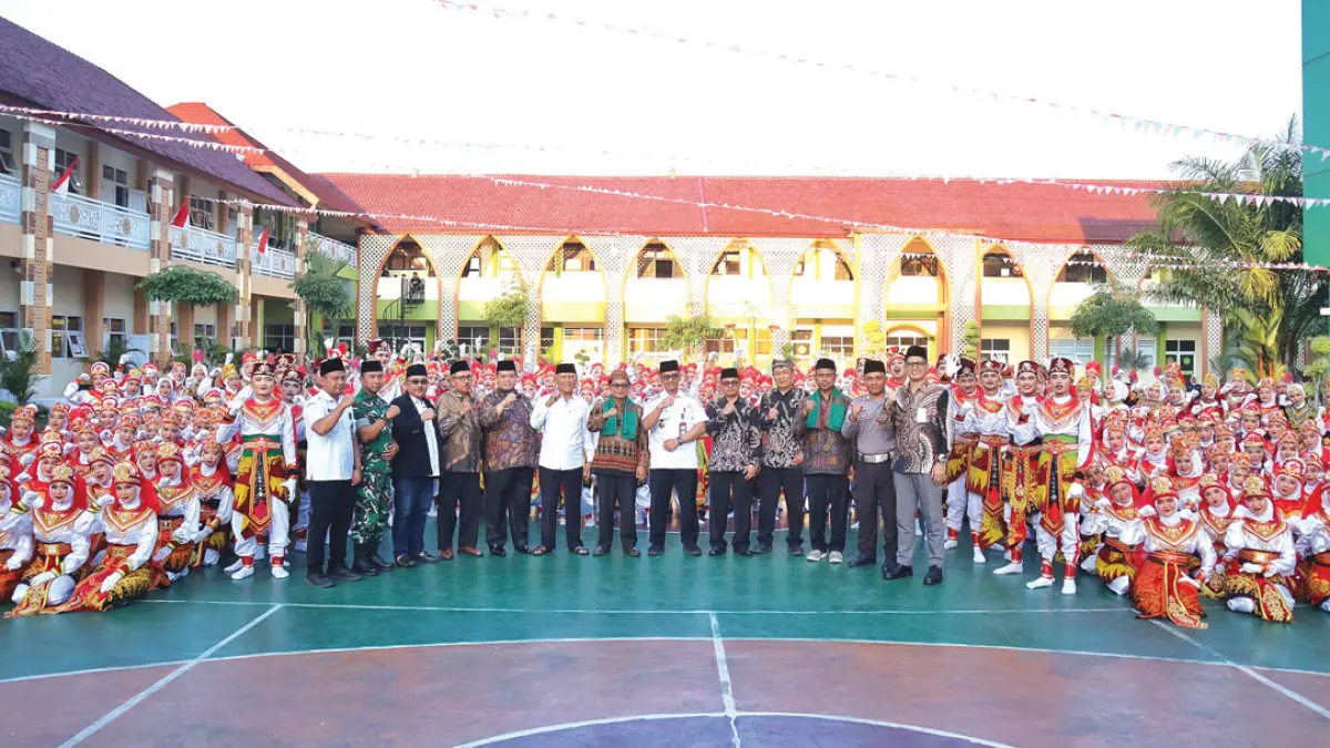 TAMPIL APIK: Kepala Kantor Kemenag Banyuwangi, Dr H Chaironi Hidayat didampingi Drs H Saeroji MAg dan jajaran tamu VIP bersama para penari kuntulan, Rabu (26/8). (Salis Ali/Radar Banyuwangi)