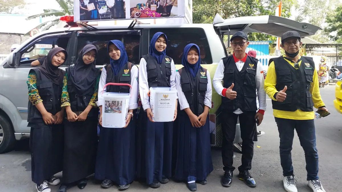 Tim relawan UPZ Kecamatan Genteng menggalang donasi gempa NTT dan ZIS saat kegiatan karnaval SD di Kota Genteng pada Rabu (26/8). (Baznas Banyuwangi)
