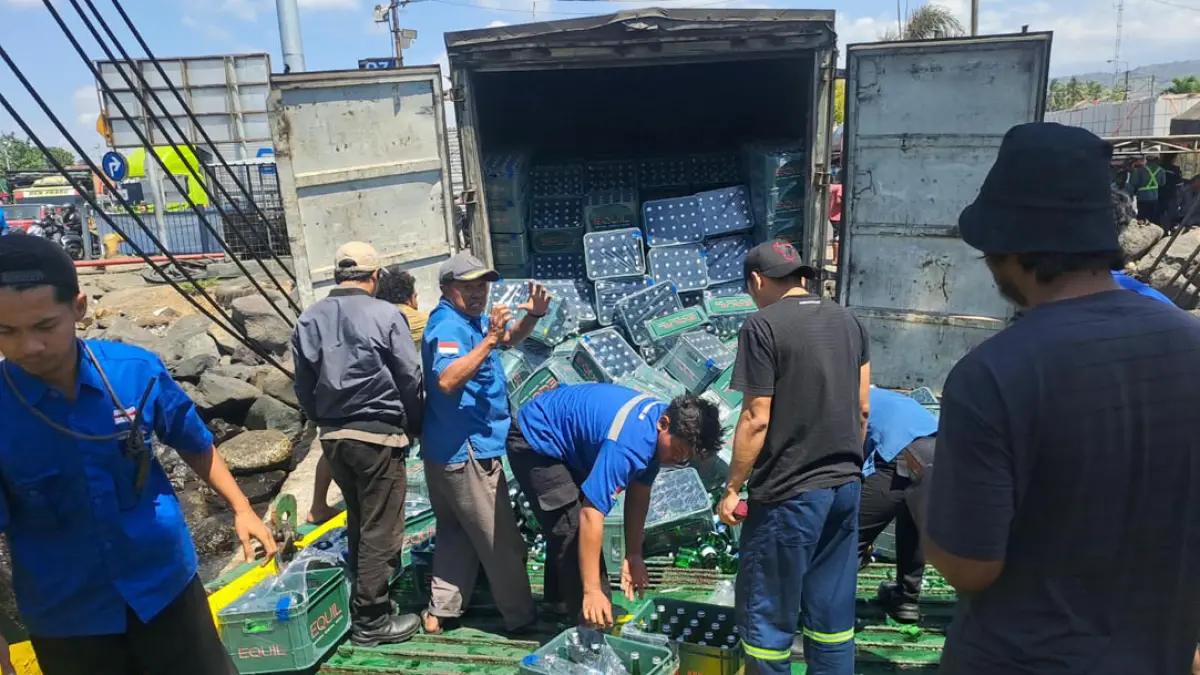 Truk box muatan air mineral tumpah di rampdoor kapal. (Polsek Tanjungwangi)