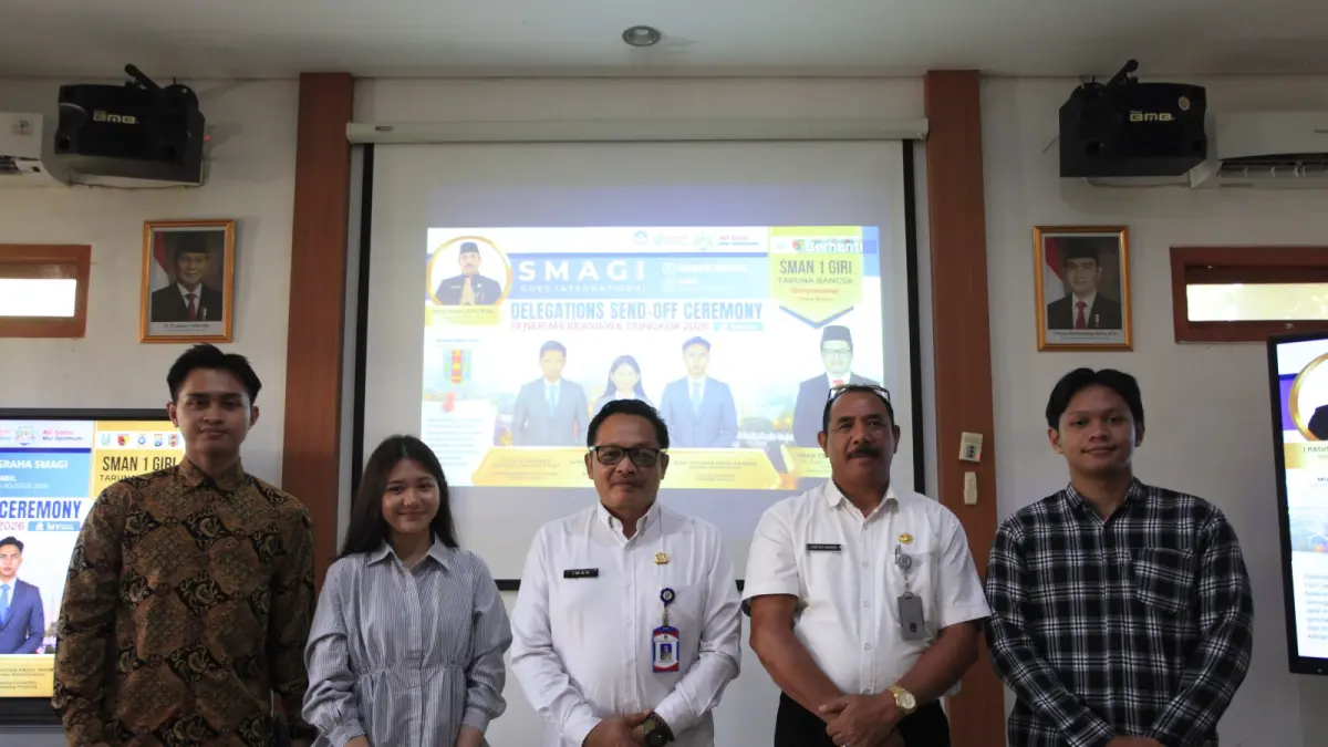 GOES INTERNATIONAL : Plt Kacabdindikprovjatim wilayah Banyuwangi Iwan Triyono (tengah) bersama Kepala SMAN 1 Giri Taruna Bangsa I Ketut Renen dan tiga siswa Daffa Al Fackrezy, Azwa Anindya Putri Hendrawan dan Rizky Syahdan Abdul Rahman penerima beasiswa di Tiongkok. (SmagiTV untuk RadarBanyuwangi.id)