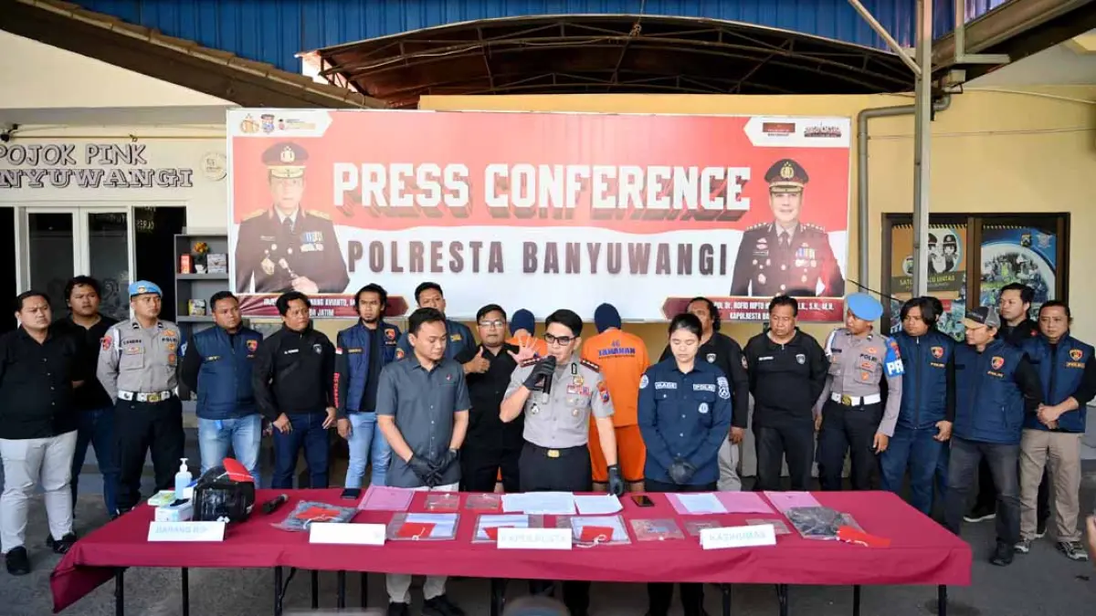 Kapolresta Kombespol Rofiq Ripto Himawan didampingi Kasat Reskrim Kompol Lanang Teguh Pambudi merilis tersangka spesialis pecah kaca mobil, Kamis (27/8). Kedua pelaku inilah yang menggasak uang nasabah bank Rp 300 juta di Jalan Kiai Harun, Kelurahan Tukangkayu pada 18 Mei 2026 lalu. (Ramada Kusuma/Radar Banyuwangi)