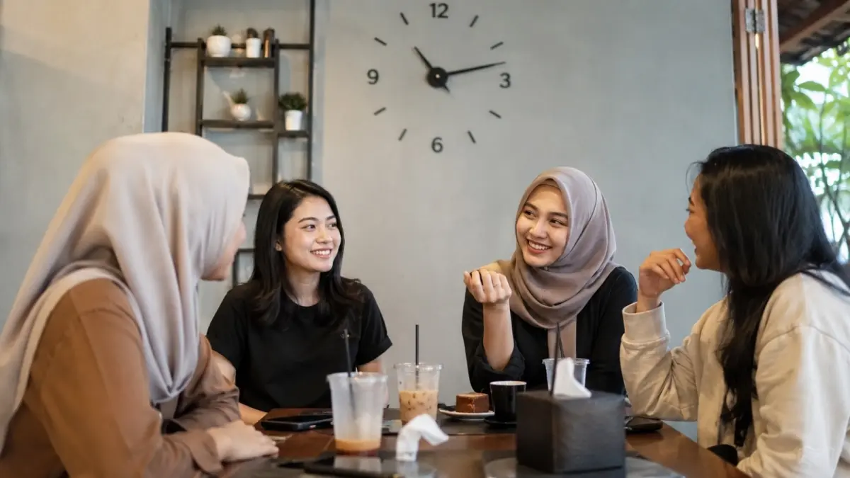 Asyik berbincang dan menikmati kegiatan membuat waktu sering terasa berlalu lebih cepat, meski durasinya tetap sama. (ChatGPT)