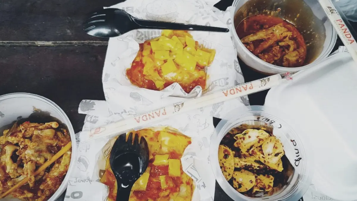 Beragam makanan pedas seperti seblak, ceker, ayam geprek, dan mi pedas menjadi pilihan kuliner Gen Z untuk menemani waktu santai maupun berkumpul bersama teman. (Balquisse untuk Radar Banyuwangi)