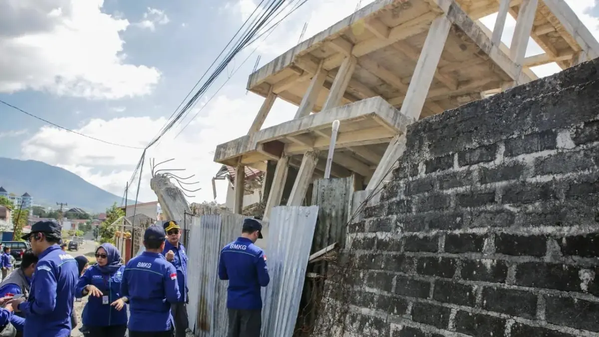 BMKG meninjau bangunan yang roboh akibat gempa. (Humas BMKG)