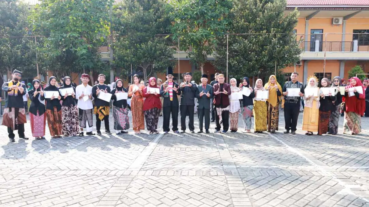 BUAH PRESTASI: Penyerahan beasiswa kepada mahasiswa berprestasi saat upacara peringatan HUT ke 81 Kemerdekaan RI di lapangan Unidsoe. (Foto: Humas Unidsoe)