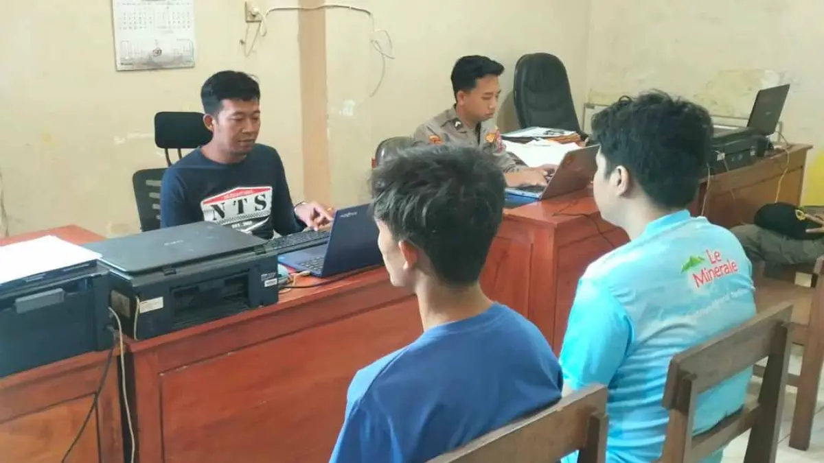 DIINTEROGASI: Dua pelaku pencurian cabai di Desa Pakistaji menjalani pemeriksaan di Polsek Kabat, Kamis (27/8). (Foto: Polsek Kabat)