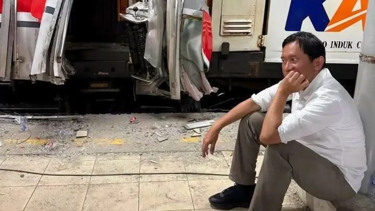Dirut KAI terduduk dan termenung di depan bangkai gerbong pascakecelakaan KRL di Bekasi, sekitar pukul 01.00 WIB. Momen tersebut menggambarkan duka di tengah dampak kecelakaan. (Istimewa)