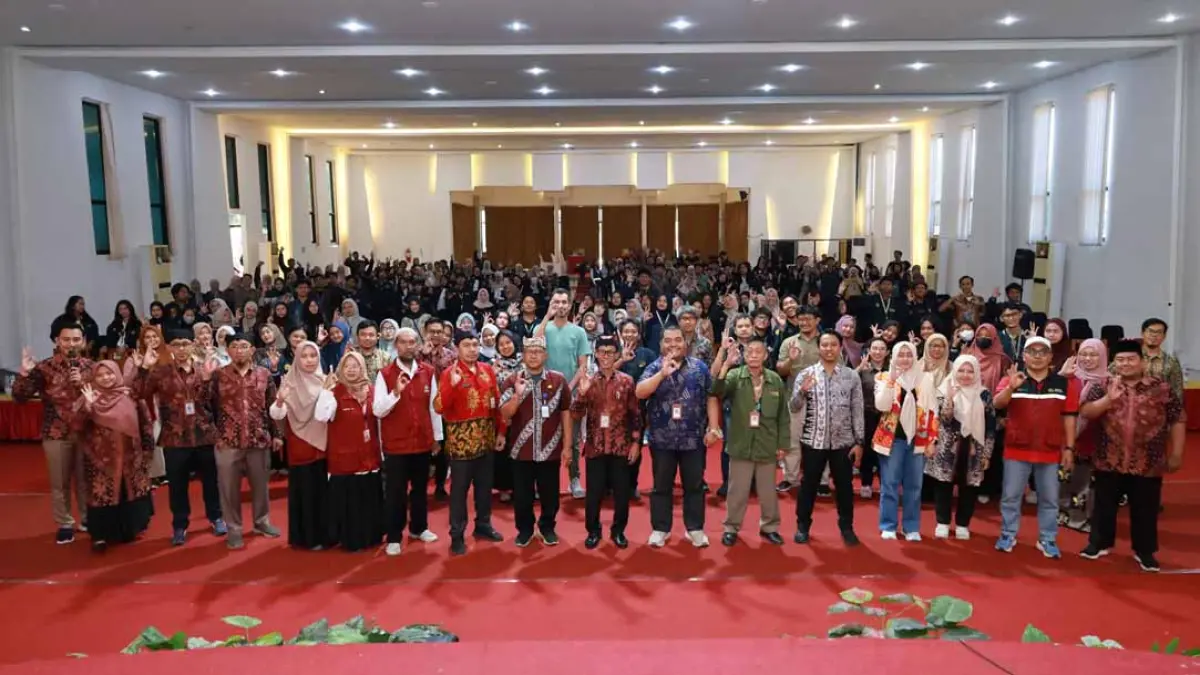 FOTO BERSAMA: Penutupan KKN Kolaboratif Banyuwangi 2026 Unidsoe X UNEJ di Auditorium GBK Unidsoe. (Foto: Humas Unidsoe)