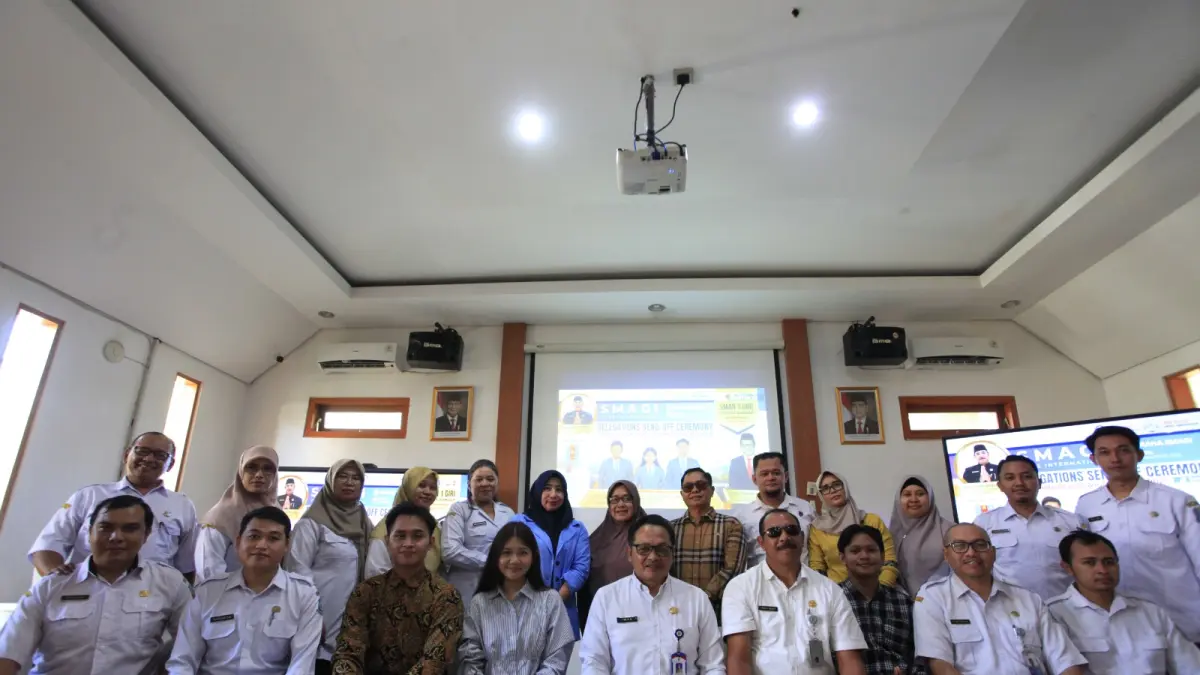 BEASISWA TIONGKOK : Tiga siswa SMAN 1 Giri Taruna Bangsa penerima beasiswa bersama wali murid dan guru pembimbing sesaat sebelum pelepasan oleh Plt Kacabdindikprovjatim wilayah Banyuwangi pada Rabu (26/8) di Graha Lounge. (SmagiTV untuk RadarBanyuwangi.id)