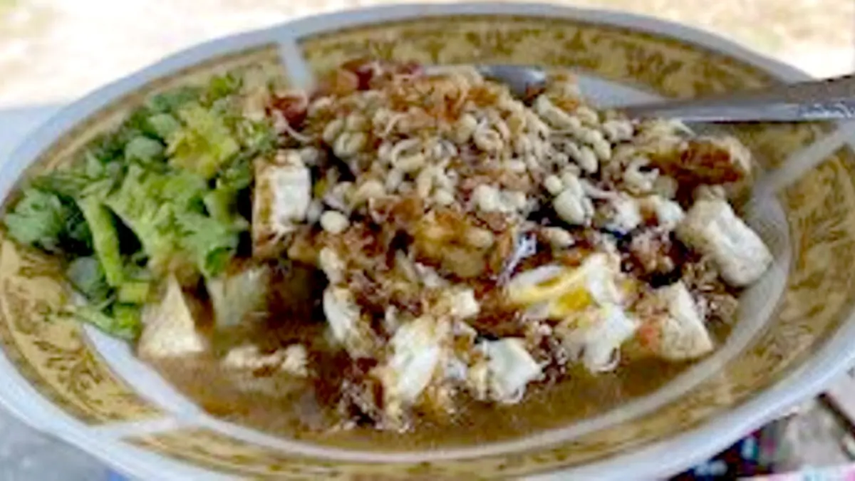 HANGAT DAN NIKMAT: Tepo Tahu khas Magetan dengan lontong lembut, tahu goreng, dan bumbu kacang pedas jadi sajian sederhana yang selalu dirindukan. (Radar Malang)