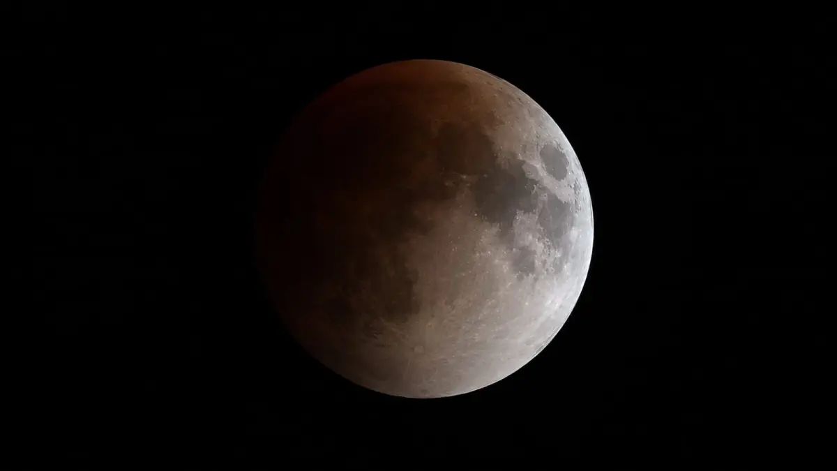 Ilustrasi Gerhana Bulan Sebagian saat sebagian permukaan Bulan memasuki bayangan umbra Bumi. Fenomena 28 Agustus 2026 tidak dapat diamati langsung dari wilayah Indonesia. (ChatGPT)