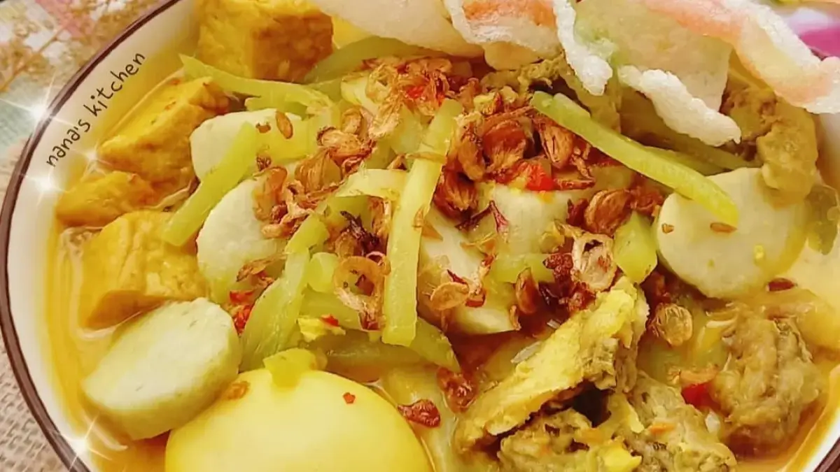 Ilustrasi lontong sayur khas Jawa Timur. (Instagram @nanamomeve)