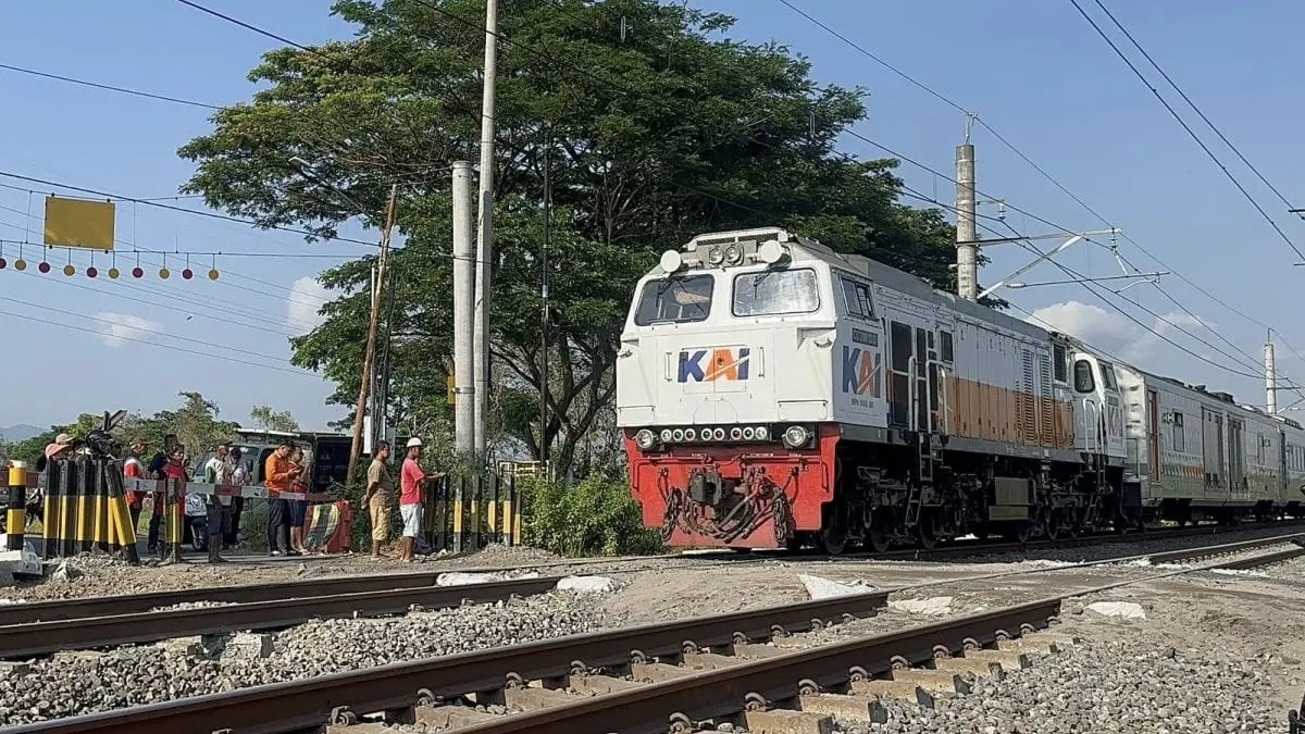 KA Sancaka 84 relasi Yogyakarta–Surabaya Gubeng menjadi kereta pertama yang melintas di lokasi JPL 295 Klaten setelah proses evakuasi dan pemulihan jalur selesai, Kamis pagi. (Antara)