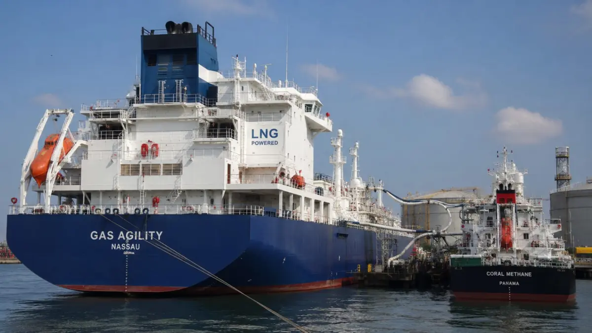Kapal berbahan bakar LNG memerlukan tangki kriogenik dan fasilitas bunkering khusus karena LNG disimpan pada temperatur sangat rendah. (ChatGPT)