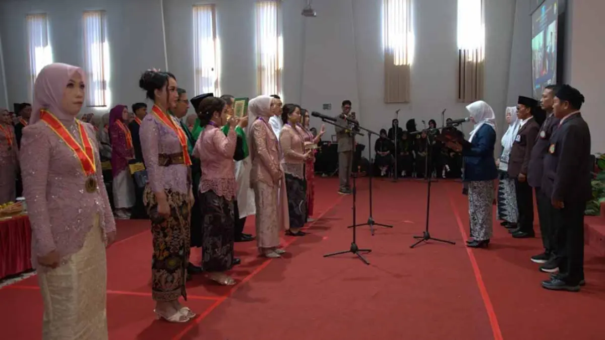 KHIDMAT: Prosesi pegambilan sumpah oleh pengurus organisasi profesi. (Foto: Humas Unidsoe)