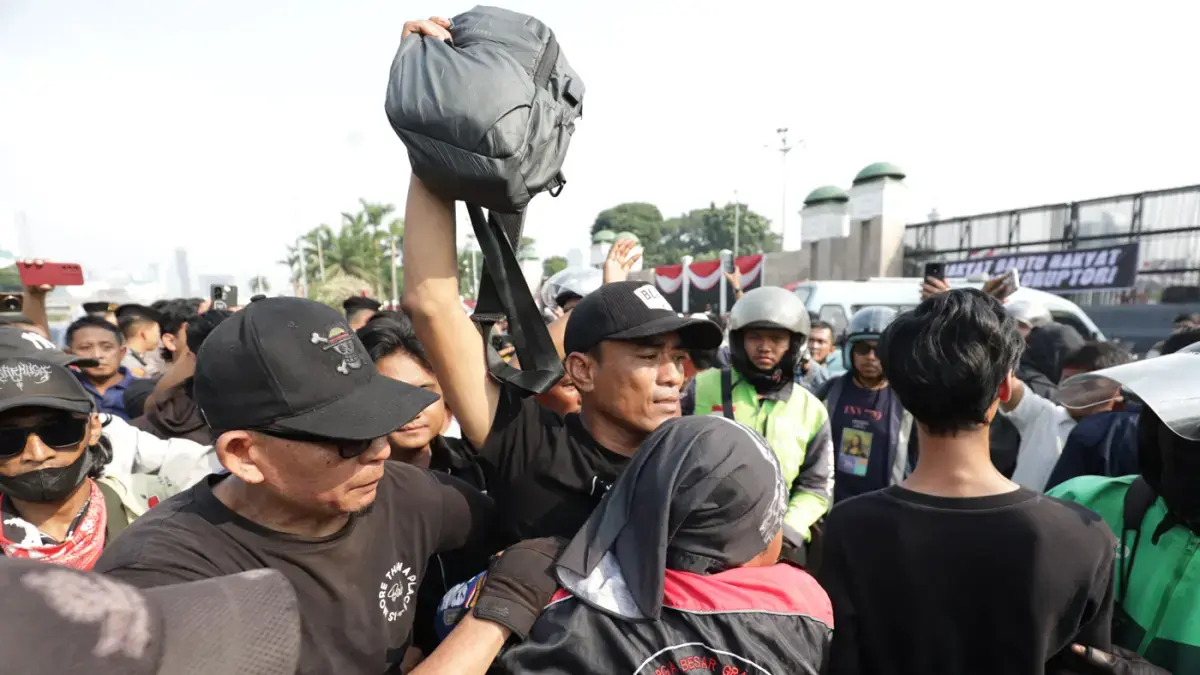 Koordinator Aliansi Masyarakat Pati Bersatu (AMPB) Supriyono alias Mas Botok saat tiba di depan Gedung DPR RI di Kompleks Parlemen, Senayan, Jakarta, Senin (24/8/2026). (Dery Ridwansah/ JawaPos.com)