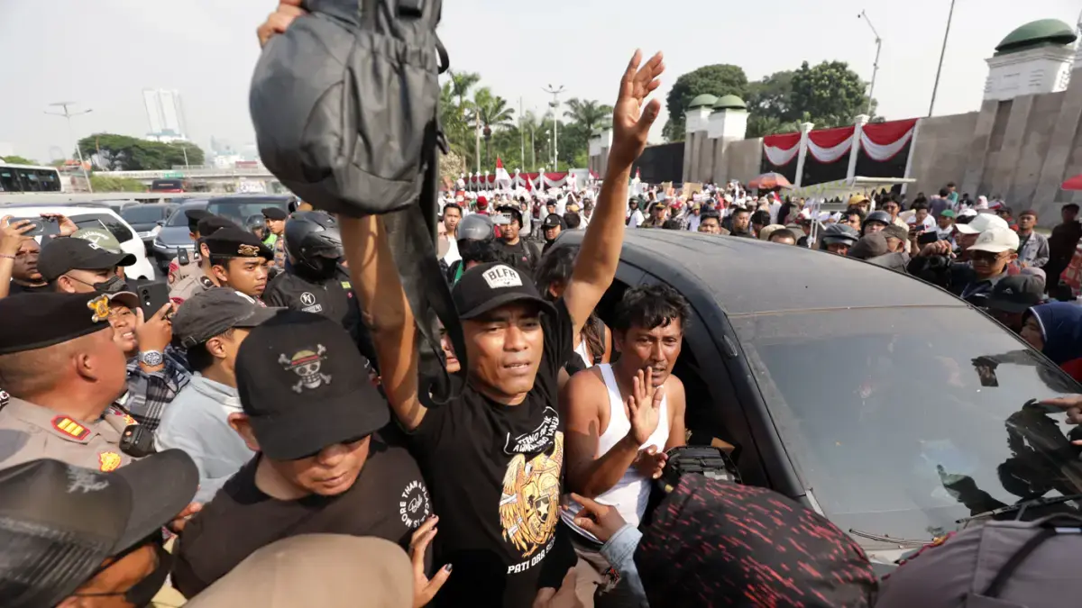 Koordinator Aliansi Masyarakat Pati Bersatu (AMPB) Supriyono alias Mas Botok saat tiba di depan Gedung DPR RI di Kompleks Parlemen, Senayan, Jakarta, Senin (24/8/2026). (Dery Ridwansah/JawaPos.com)