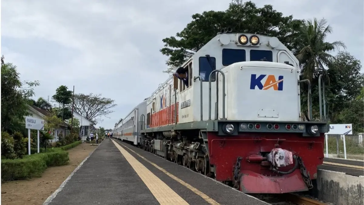 Lokomotif KAI beroperasi membawa rangkaian kereta penumpang. Sejak 1 Juli 2026, KAI menerapkan penggunaan biodiesel B50 pada lokomotif dan kereta pembangkit berbahan bakar solar untuk operasional KA Jarak Jauh dan KA Lokal. (Antara)