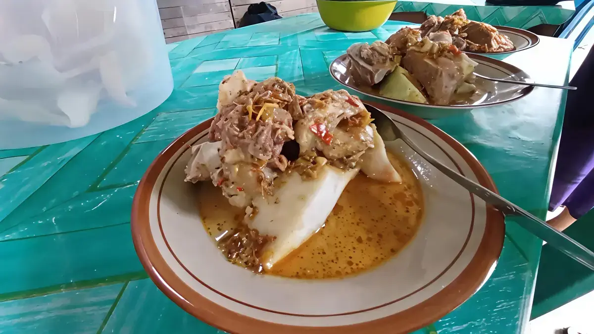 Lontong balungan khas Desa Kropak, Kecamatan Winong, Kabupaten Pati. (ANDRE /RADAR PATI)