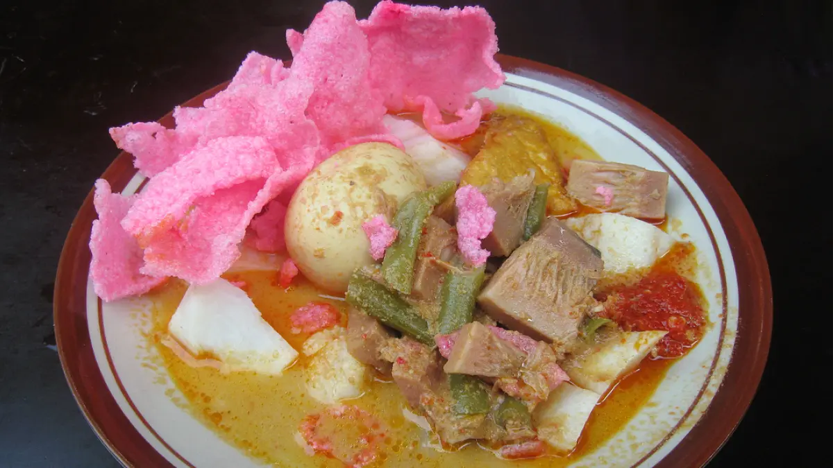 Lontong sayur Betawi bukan sekadar sarapan. Kenali bahan, cita rasa, serta perbedaannya dengan lontong gulai dalam tradisi kuliner Minang. (Gunawan Kartapranata / Wikipedia)