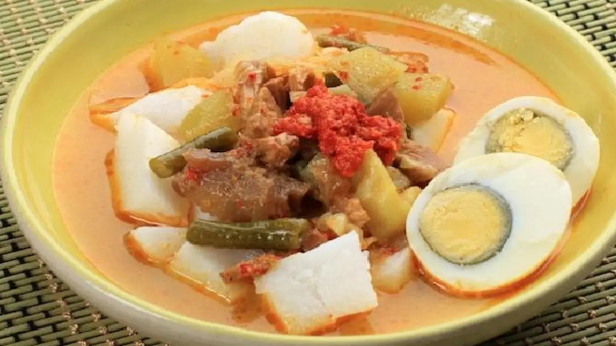 LONTONG SAYUR: Sepiring lontong sayur hangat dengan kuah gurih dan aroma rempah ini siap jadi teman sarapan paling nikmat di Malang. (Radar Malang)
