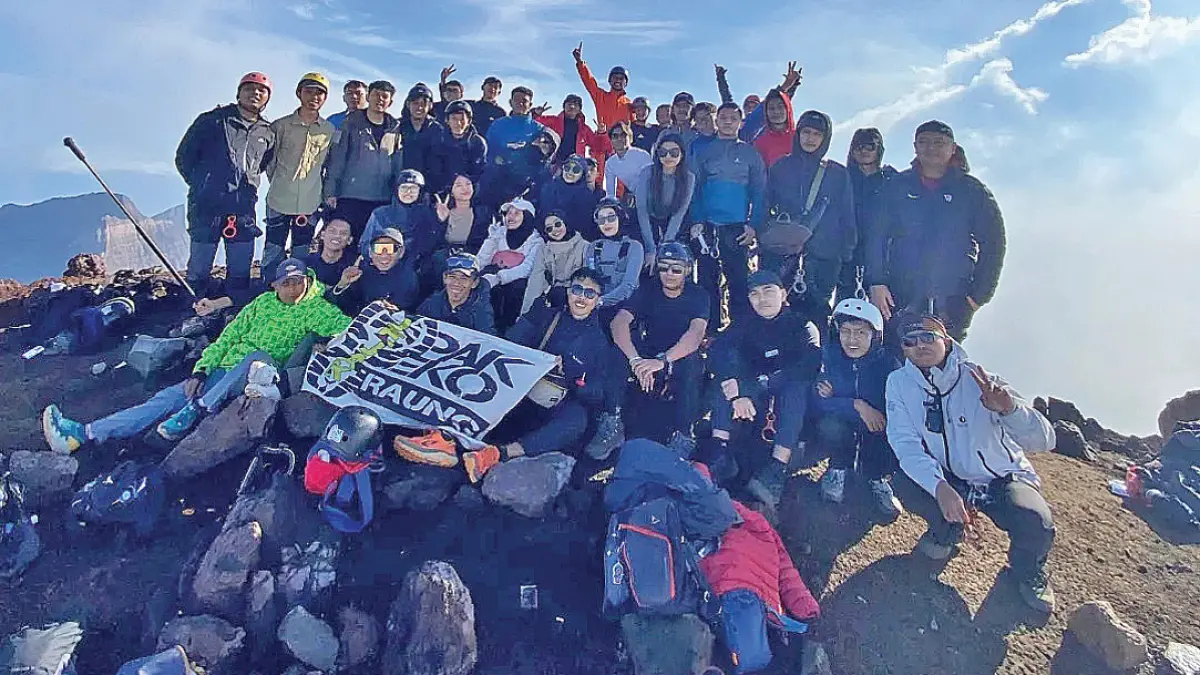 MENCAPAI PUNCAK: Momen pendaki di puncak sejati Gunung Raung pada Rabu (26/8). (EKO for Radar Banyuwangi)