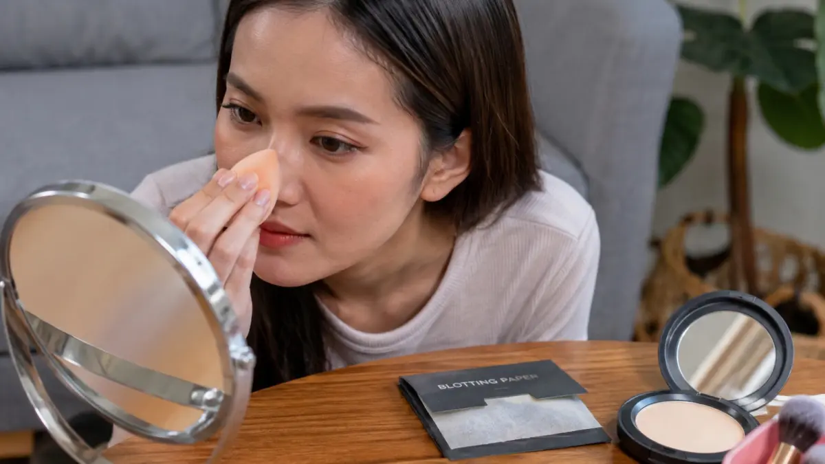 Mengurangi minyak berlebih sebelum menambahkan bedak menjadi salah satu kunci agar touch up tetap tipis, rapi, dan tidak menggumpal. (ChatGPT)