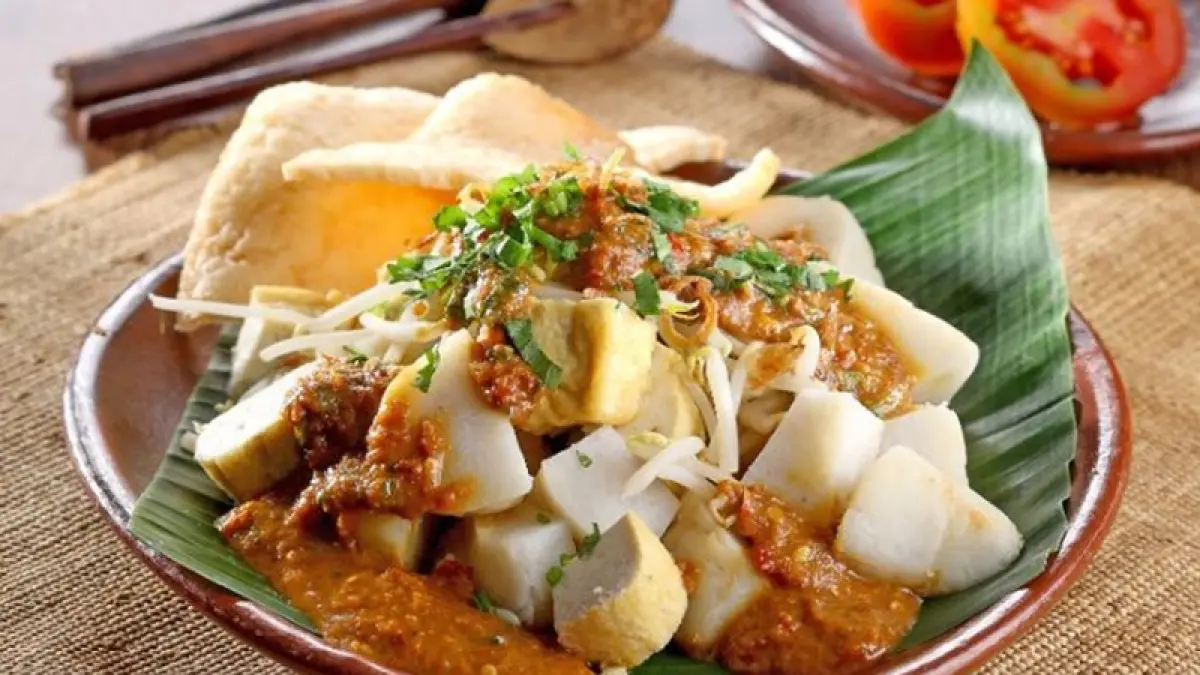 NIKMAT: Lontong tahu bumbu kacang dengan krupuk. (Radar Malang)