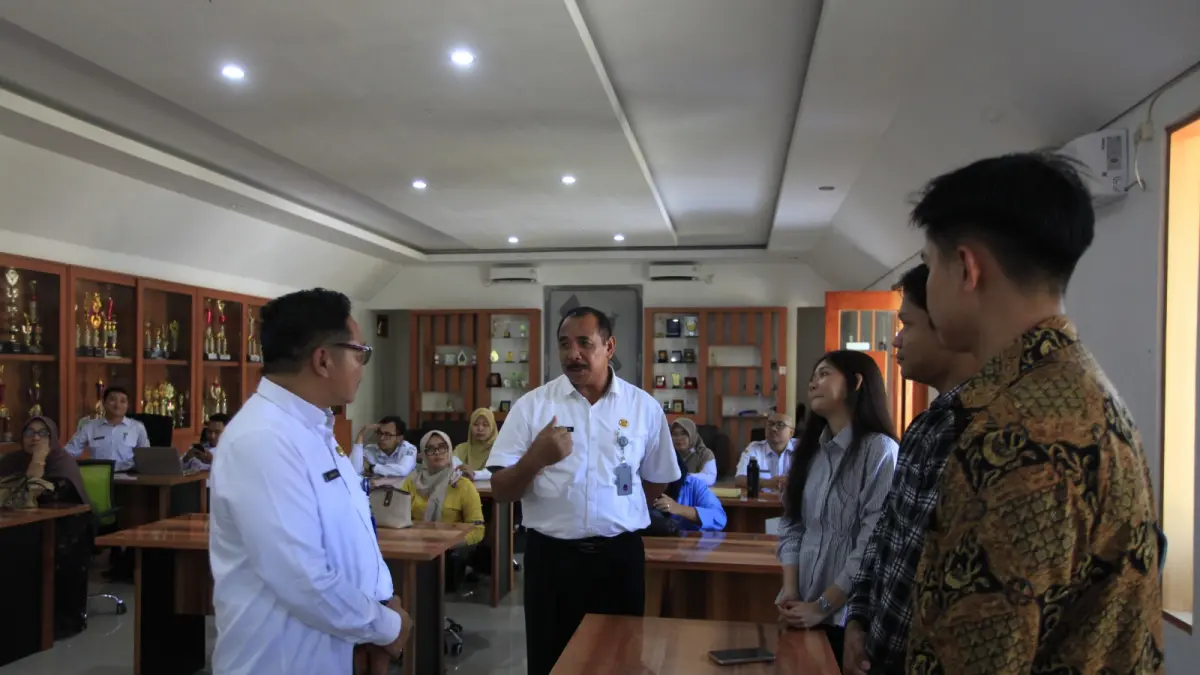 PESAN : Dialog Plt Kacabdindikprovjatim wilayah Banyuwangi Iwan Triyono (kiri) bersama tiga siswa penerima beasiswa ke Tiongkok didampingi Kepala SMAN 1 Giri Taruna Bangsa I Ketut Renen di Graha Lounge, Rabu (26/8). (SmagiTV untuk RadarBanyuwangi.id)