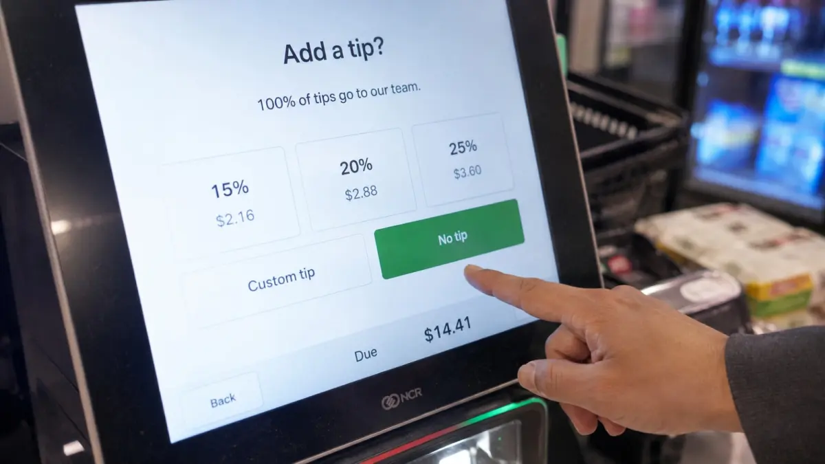 Pilihan tip pada mesin self-checkout dinilai dapat memunculkan tekanan psikologis bagi konsumen ketika layanan berlangsung tanpa interaksi langsung dengan pekerja. (ChatGPT)