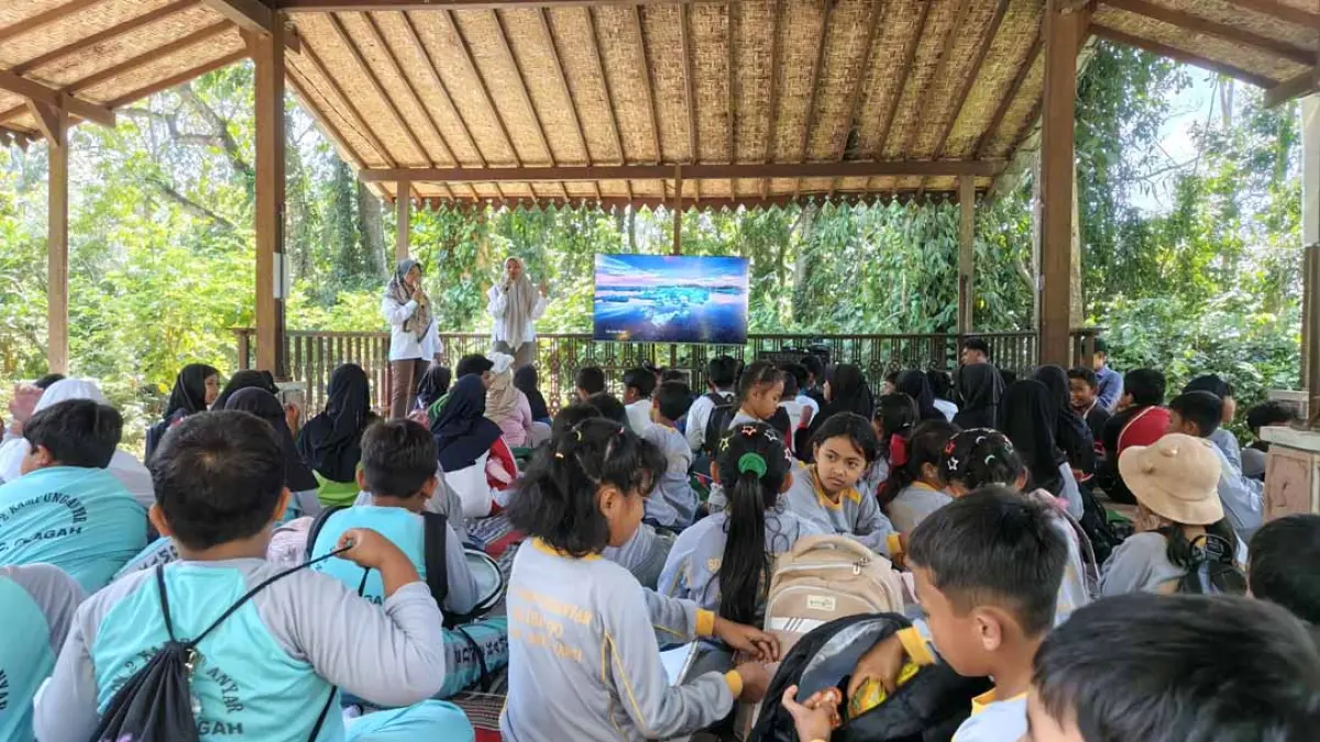 Puluhan siswa SD asal Gugus 3 Kecamatan Glagah mendapat materi dari petugas PUDAM Banyuwangi saat mengikuti program Wis Esa Sek Adi di kawasan Sumber Gedor, Kelurahan Gombengsari, Kecamatan Kalipuro, Rabu (26/8). (Ksatria Raya/Radar Banyuwangi)